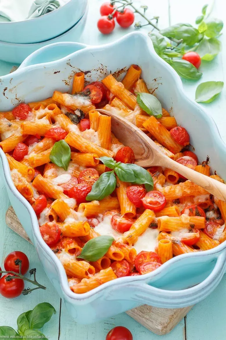 Cremiger Nudelauflauf mit Tomaten und Mozzarella
