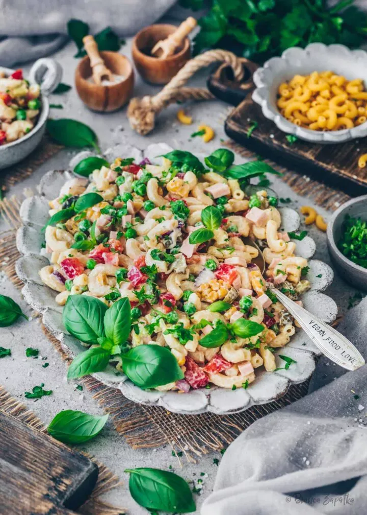 Cremiger Nudelsalat mit veganer Fleischwurst, frischem Gemüse und würzigem Dressing, bereit zum Genuss.