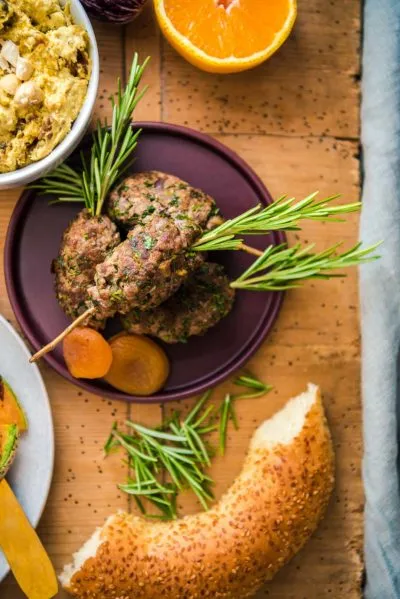 Cremiger Obatzda mit frischen Brezeln auf einer Holzplatte