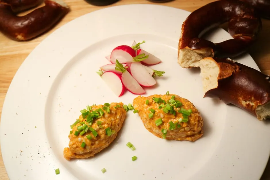 Cremiger Obazda mit Radieschen, Brezen und Weißbier