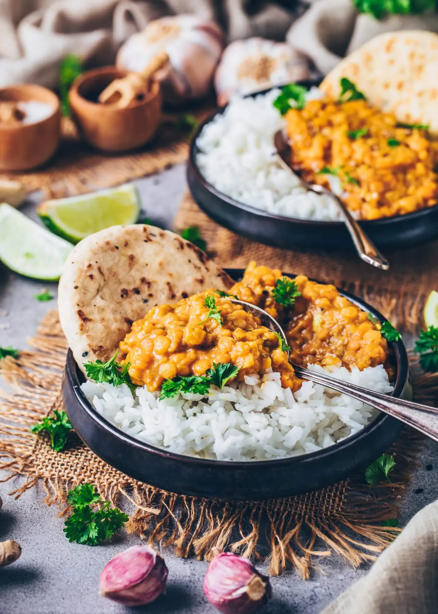 Cremiger veganer Linsen-Dal in einer Schüssel mit frischem Naanbrot daneben, perfekt für ein gemütliches Essen.