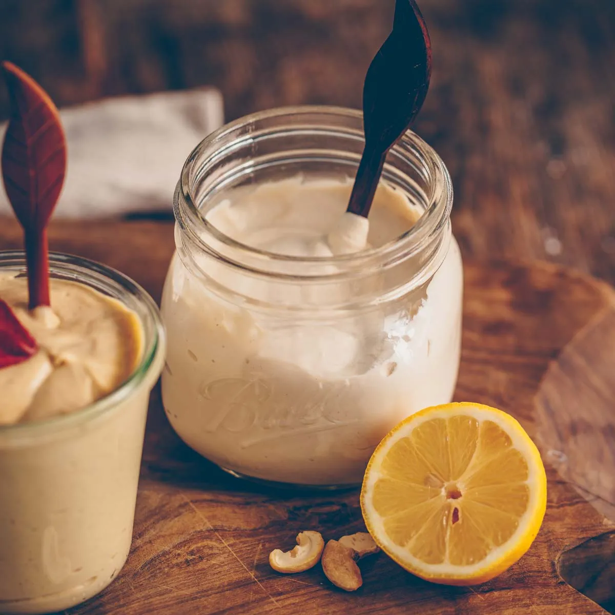 Cremiger veganer Sauerrahm aus Cashews – perfekt für Dips und deutsche Gerichte.