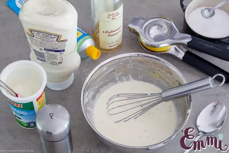 Cremiges Coleslaw Dressing mit Schmand und Mayonnaise