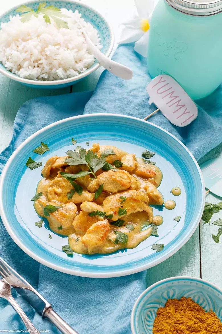 Cremiges Hähnchen Curry Geschnetzeltes mit Reis und frischer Petersilie