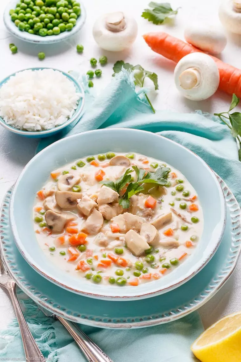 Cremiges Hühnerfrikassee Rezept mit Reis, ideal als Familienessen
