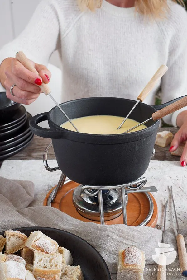 Cremiges Käsefondue in einem gusseisernen Topf