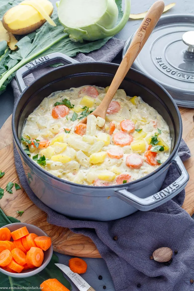 Cremiges Kohlrabigemüse als Hauptgericht mit Kartoffeln und Möhren in einer Schüssel angerichtet