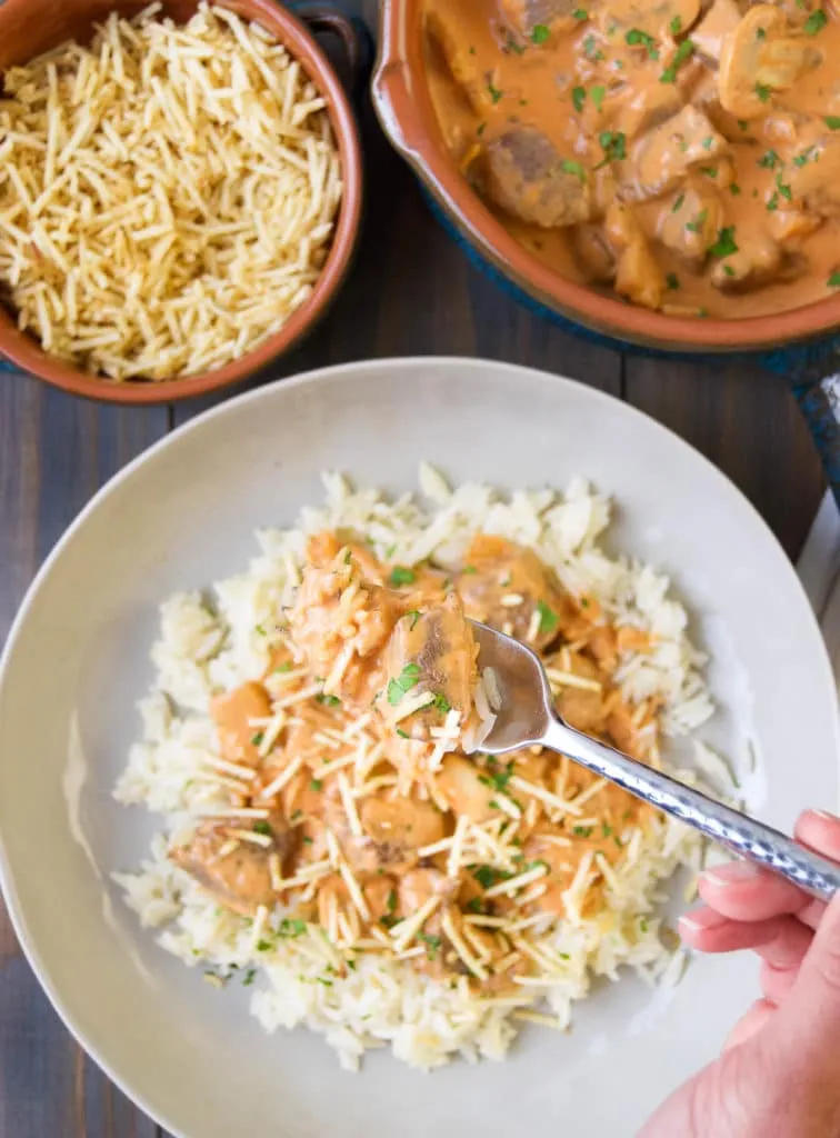 Cremiges Rinderstroganoff nach brasilianischer Art mit Reis und Batata Palha