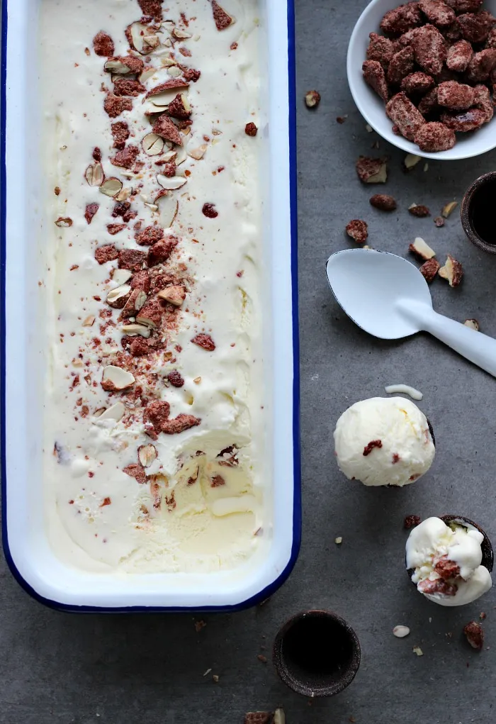 Cremiges Sahneeis mit gebrannten Mandeln, perfekt als Weihnachtsdessert