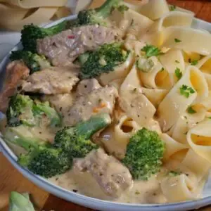 Cremiges Schweinegeschnetzeltes mit frischem Brokkoli und zartem Fleisch, serviert mit Reis oder Nudeln