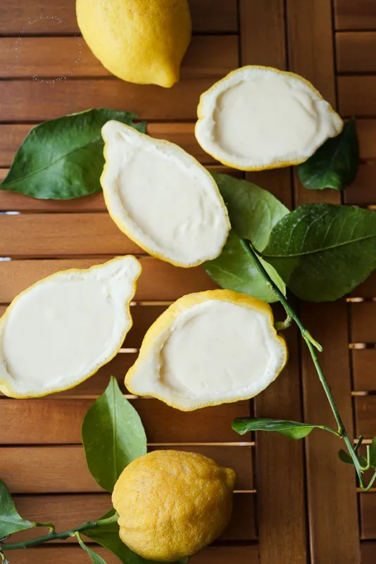 Cremiges Zitronendessert in einer ausgehöhlten Zitronenschale, ein Beispiel für kreative, unkomplizierte Zubereitung