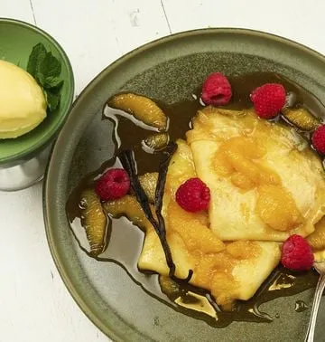 Crêpes Suzette mit erfrischendem Bio Mandarinen Sorbet