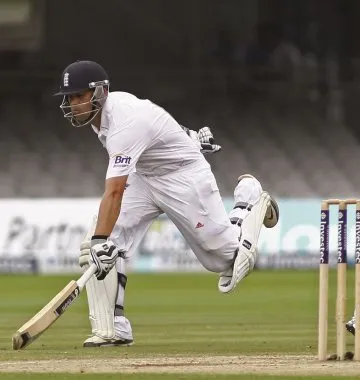 Cricketspieler schlägt mit Schläger einen Ball auf dem Spielfeld, eine klassische englische Sportart mit Schläger