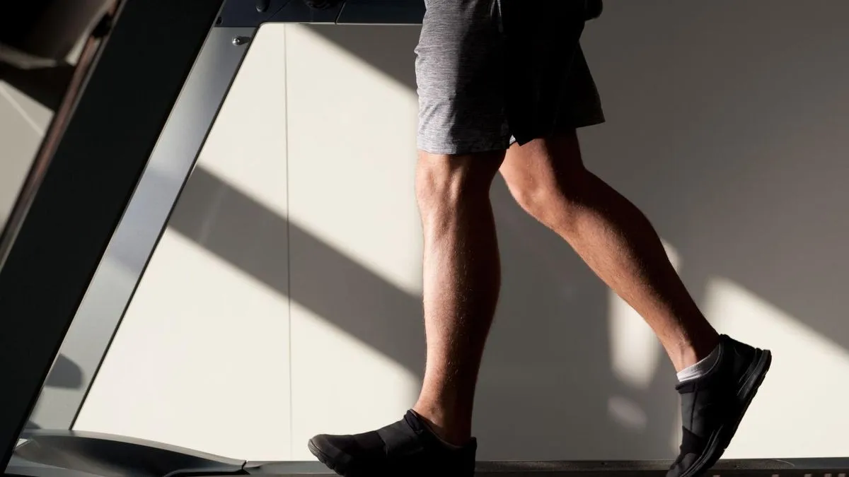 Crosstrainer im Einsatz, demonstriert Ganzkörpertraining und gelenkschonende Bewegung im Vergleich zum Laufband, ideal zum Abnehmen