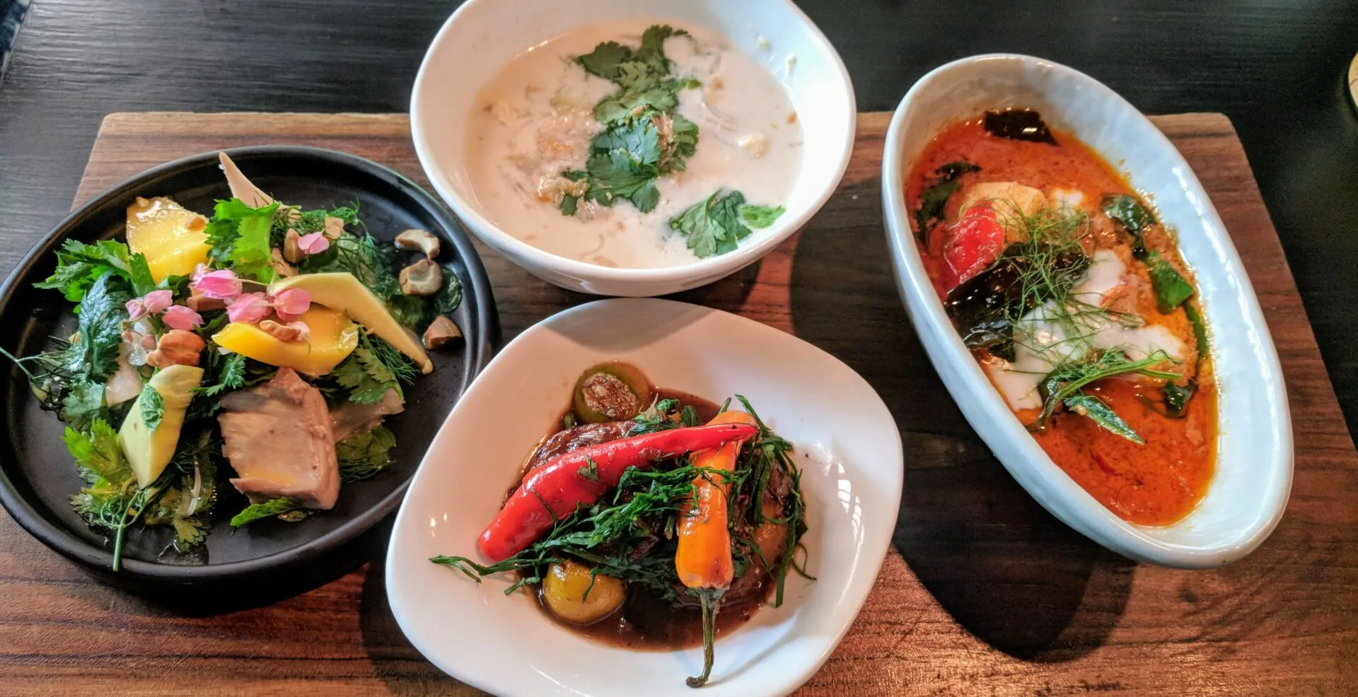 Curry-Gerichte in einem Fine-Dining-Restaurant in Bangkok