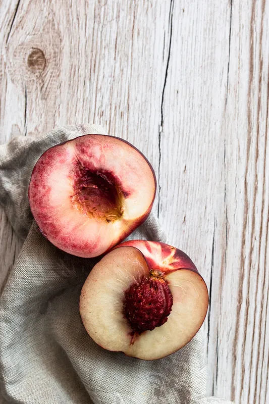 Curry Gnocchi Salat mit Nektarinen und gerösteten Pekannüssen – ideal zum Mitnehmen