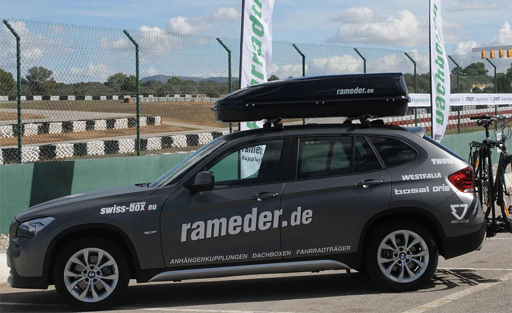 Dachbox auf einem BMW X3, bereit für den Transport von Sportutensilien