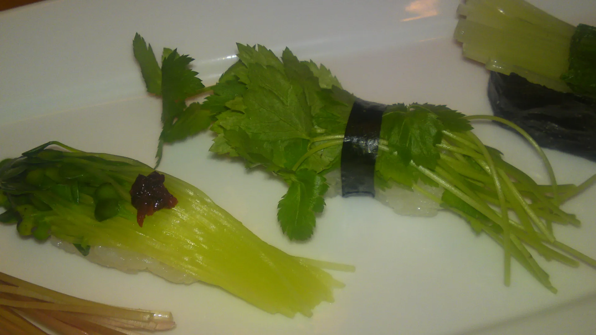 Daikon-Sprossen-Sushi mit Umeboshi-Paste und Mitsuba-Sushi