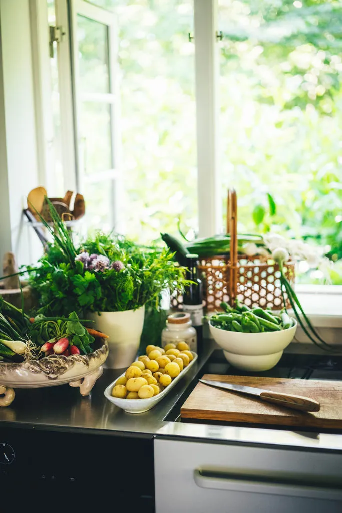 Dänischer Kartoffelsalat – mit neuen Kartoffeln, frischen Erbsen, eingelegten Radieschen und Dill-Dressing. Rezeptidee für einen wunderbar sommerlichen Kartoffelsalat: neue Kartoffeln treffen auf frische Erbsen, schnell eingelegte Radieschen und ein würziges Dill-Dressing mit selbst gemachter Mayonnaise. Mein dänischer Kartoffelsalat passt perfekt als Grillbeilage aber auch so für ein schönes gemeinsames Essen | moeyskitchen.com