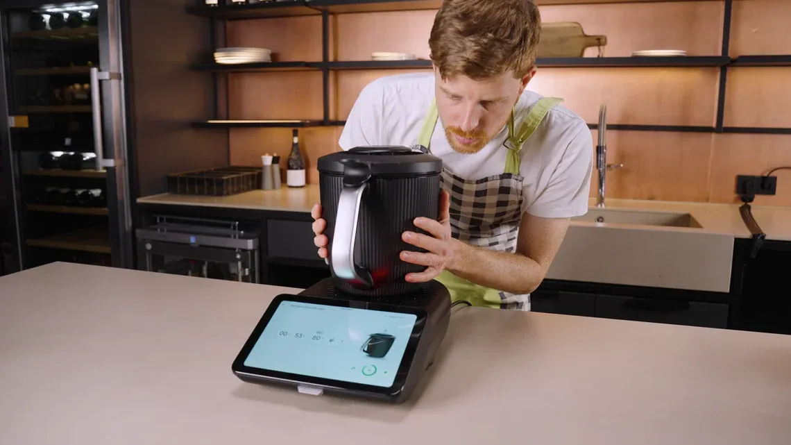 Dank der neuen Kunststoffummantelung lässt sich der Mixtopf des TM7 auch bei aktiver roter Warn-LED noch sicher anfassen.