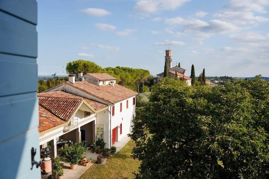 Das Alice Relais nelle Vigne an der Proseccostraße in Italien ist ein idyllischer Ort zum Entspannen. Das charmante B&amp;B bietet einen wunderschönen Blick auf die umliegenden Weinberge.