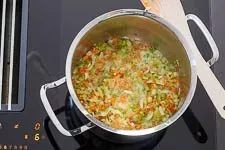 Das Anbraten von Bauchspeck und Gemüse für die Bolognese Soße in einem Topf.