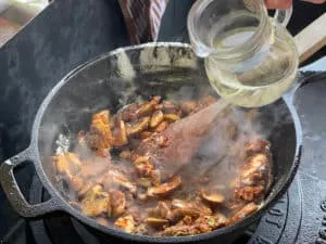 Das angebratene Boeuf Stroganoff wird mit Weißwein abgelöscht