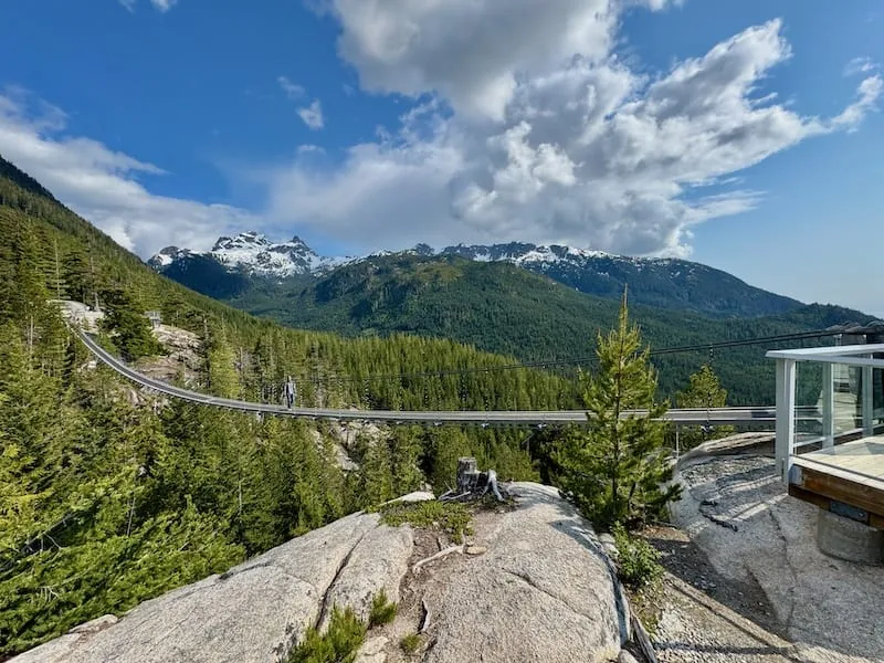 Das Bergpanorama lohnt die Fahrt mit der Gondel und lädt zum Verweilen im Café und auf der Aussichtsterrasse ein.
