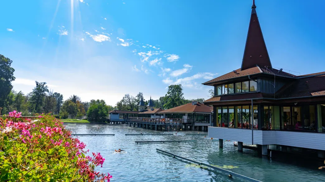 Das berühmte Heviz-Balneal-Thermalbad im ungarischen Park von Heviz, bekannt für seine heilenden Gewässer