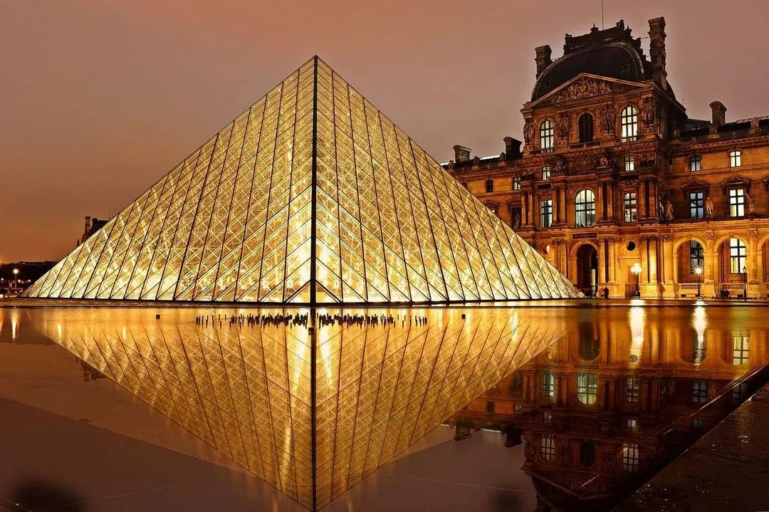 Das berühmte Louvre Museum in Paris, ein Zentrum der Kunst und Kultur und ein Highlight für jeden Besuch in der Stadt.