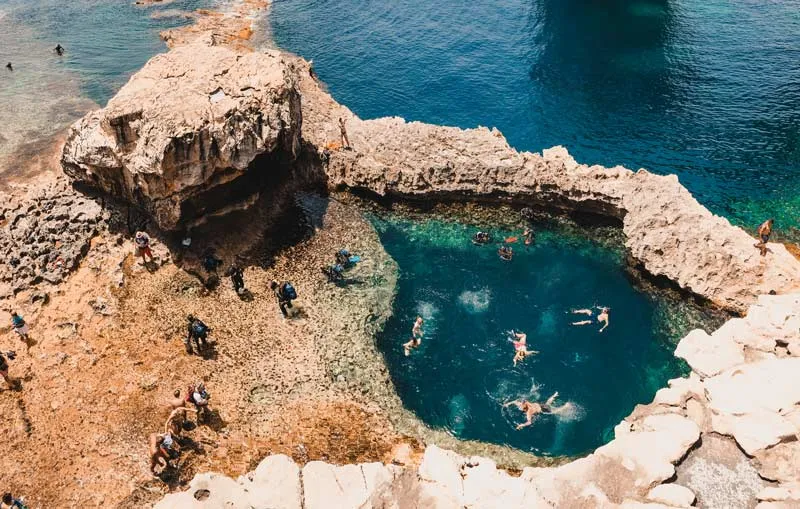 Das Blue Hole in Malta mit klarem türkisfarbenem Wasser und Felsformationen