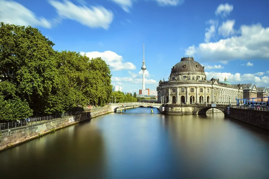 Das Brandenburger Tor in Berlin bei strahlendem Sonnenschein