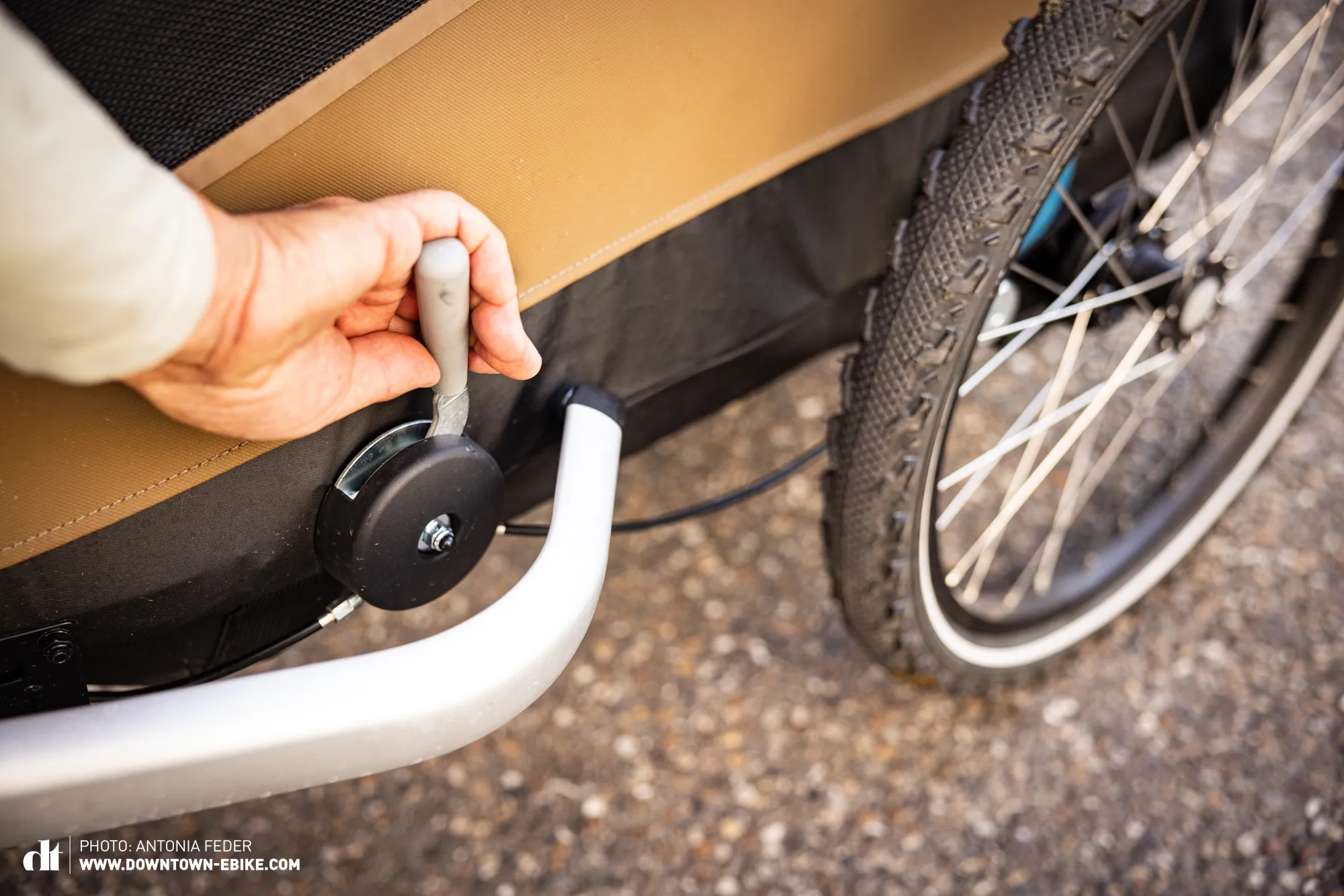 Das Bremsen ist mit dem Croozer DOG einfach, da er eine seitliche Feststellbremse hat.