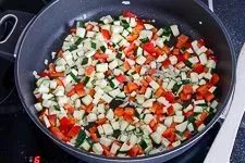 Das bunte Gemüse für die Gemüsequiche wird in der Pfanne gedünstet