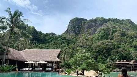 Das Cauayan Island Resort in El Nido auf Palawan, Philippinen, mit luxuriösen Bungalows am Wasser und einer tropischen Umgebung.