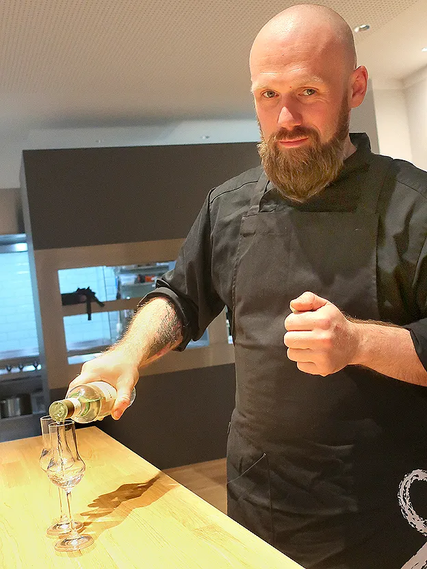 Das Dessert der Hummelbude Essen: Ein exquisites Erdbeer-Weißtee-Entremet, kunstvoll angerichtet und perfekt zum Abschluss des veganen Menüs.