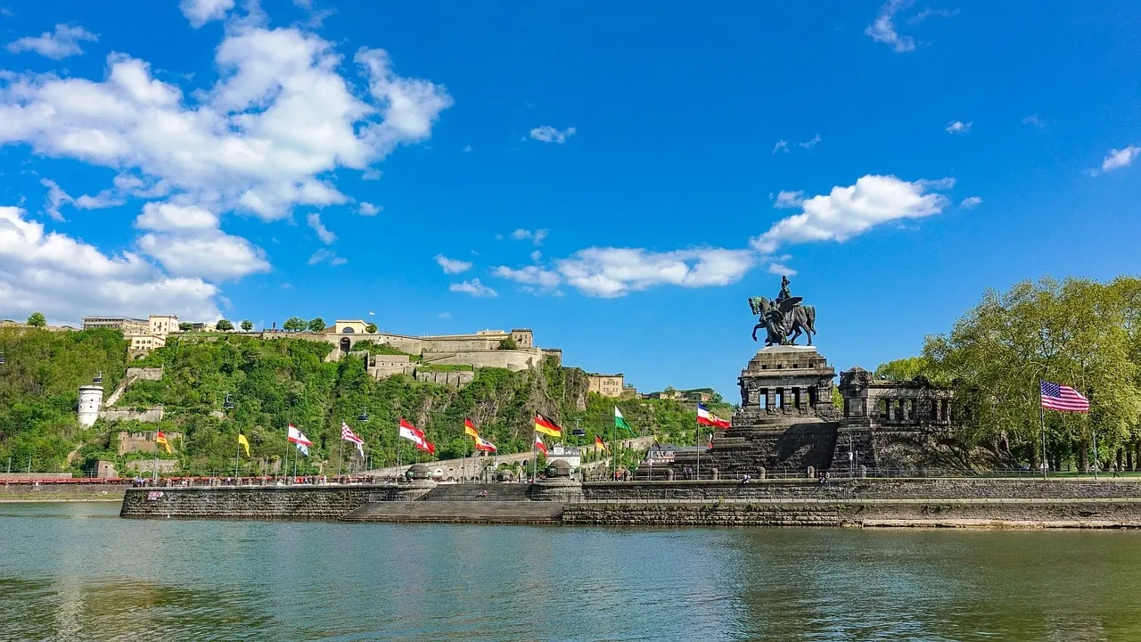 Das Deutsche Eck in Koblenz, wo Rhein und Mosel zusammenfließen, mit dem Kaiser-Wilhelm-Denkmal.