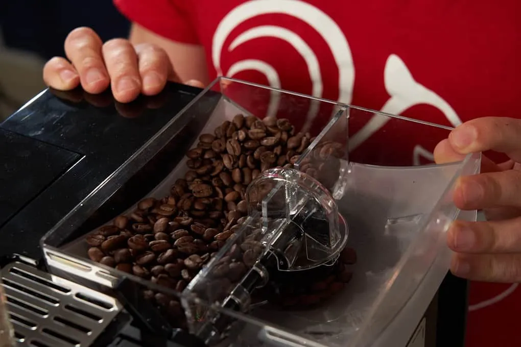 Das doppelte Bohnenfach der Melitta Caffeo CI Kaffeevollautomaten.