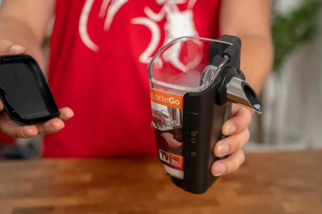 Das einfach zu reinigende Philips LatteGo Milchschaumsystem des Kaffeevollautomaten 3200 im Detail