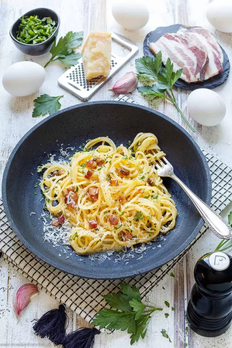 Das Ergebnis: Eine perfekte Portion originaler Spaghetti Carbonara, die italienische Kochkunst in Ihre deutsche Küche bringt.