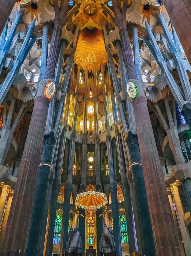 Das farbenprächtige Innere der Sagrada Família in Barcelona, ein Meisterwerk moderner Architektur.