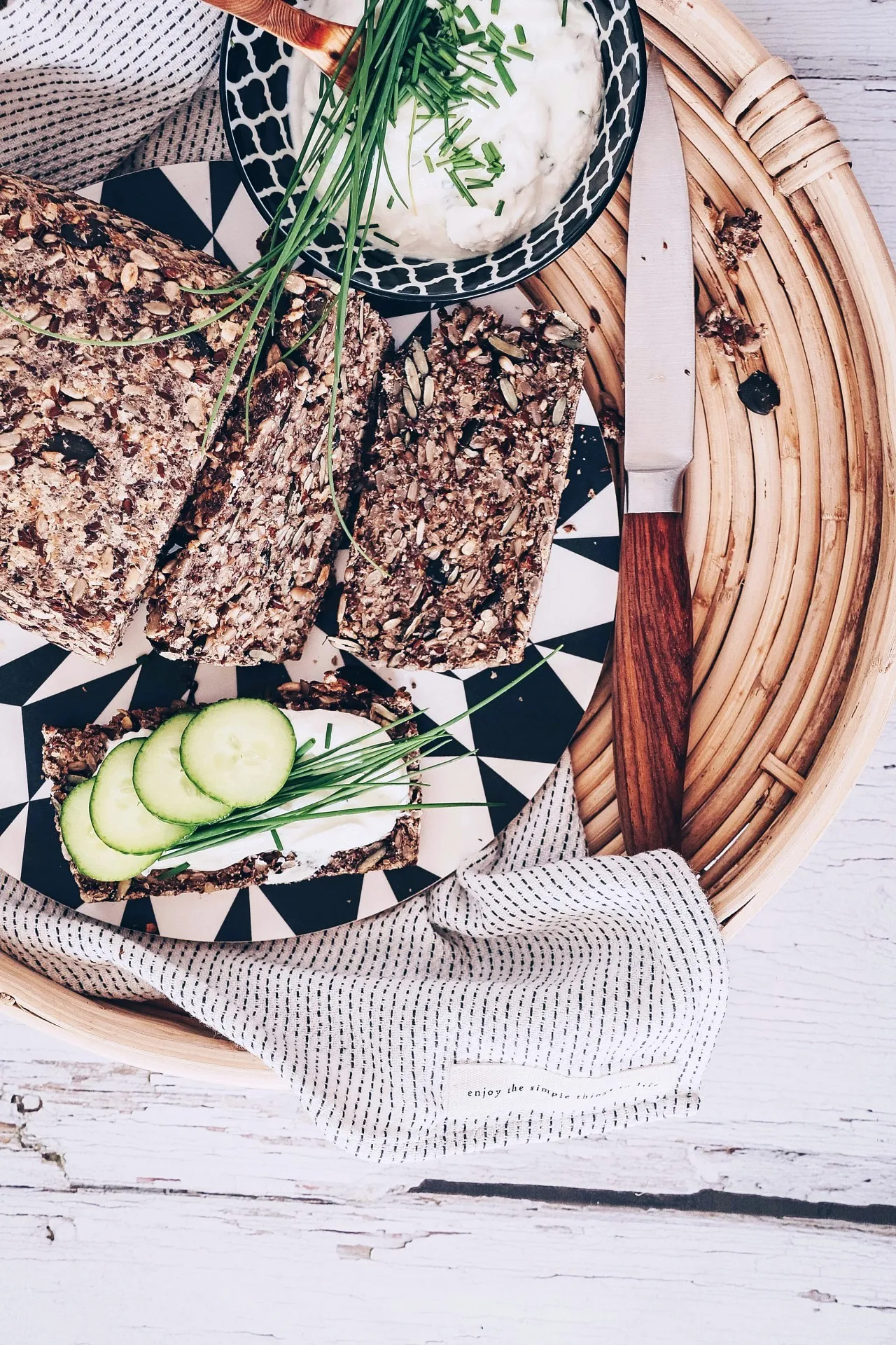 Das fertig gebackene Power-Körnerbrot ohne Mehl, golden braun und knusprig, frisch aus dem Ofen.