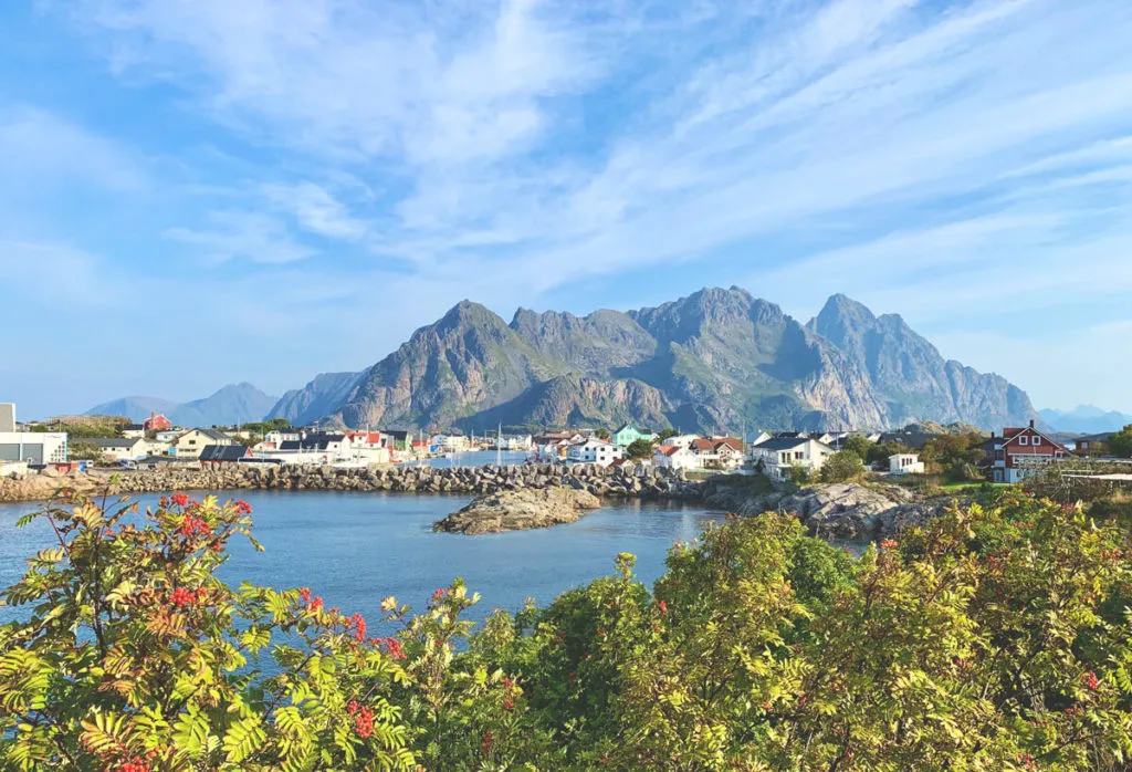 Das Fischerdorf Henningsvær auf den Lofoten-Inseln in Norwegen