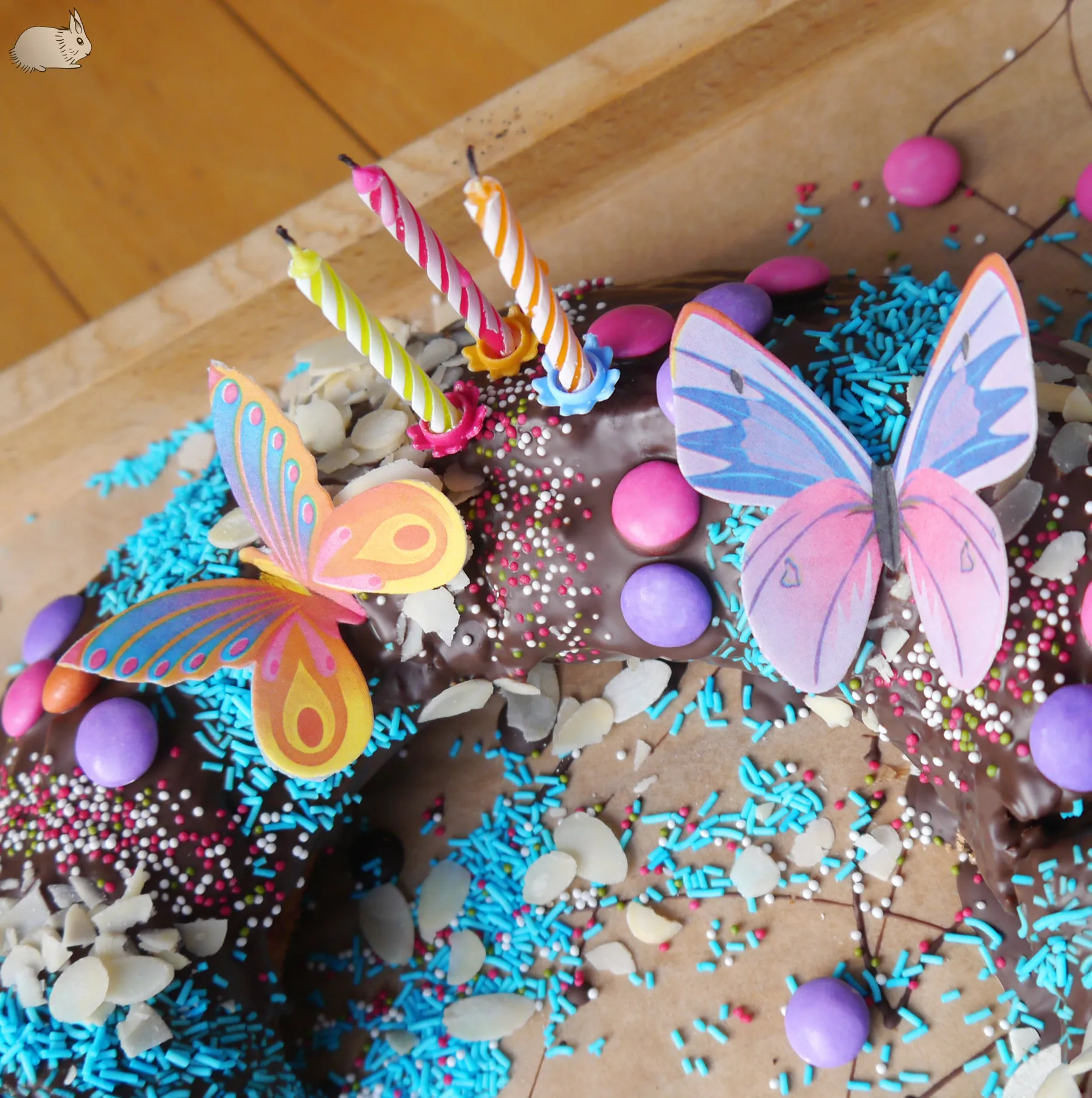 Das Geburtstagskind vergleicht den Frühstückstisch fasziniert mit den Bildern in einem Buch.