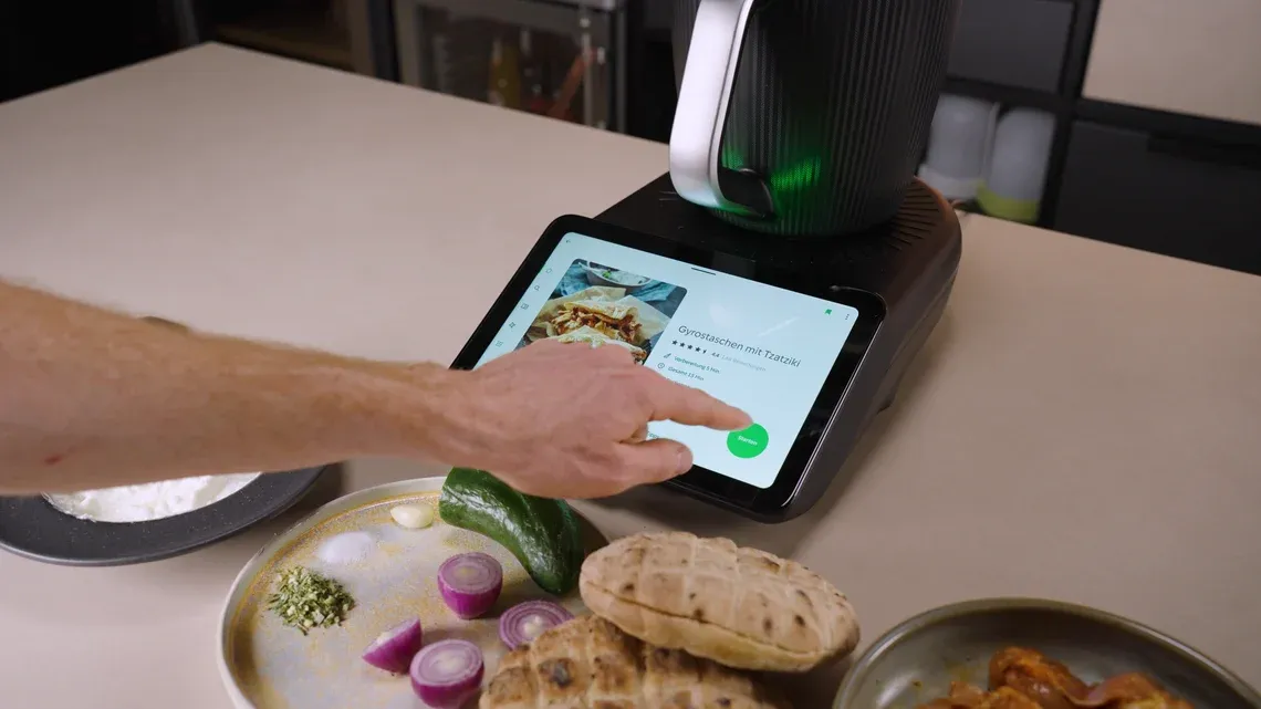 Das geführte Kochen bleibt das Alleinstellungsmerkmal des Thermomix TM7, da kein anderer Hersteller es so reibungslos umsetzt.