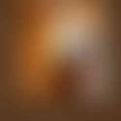 Das Green Tiny House fügt sich harmonisch in die natürliche Umgebung am Salemer See ein. Die Holzfassade und das begrünte Dach unterstreichen den nachhaltigen Charakter des Hauses.