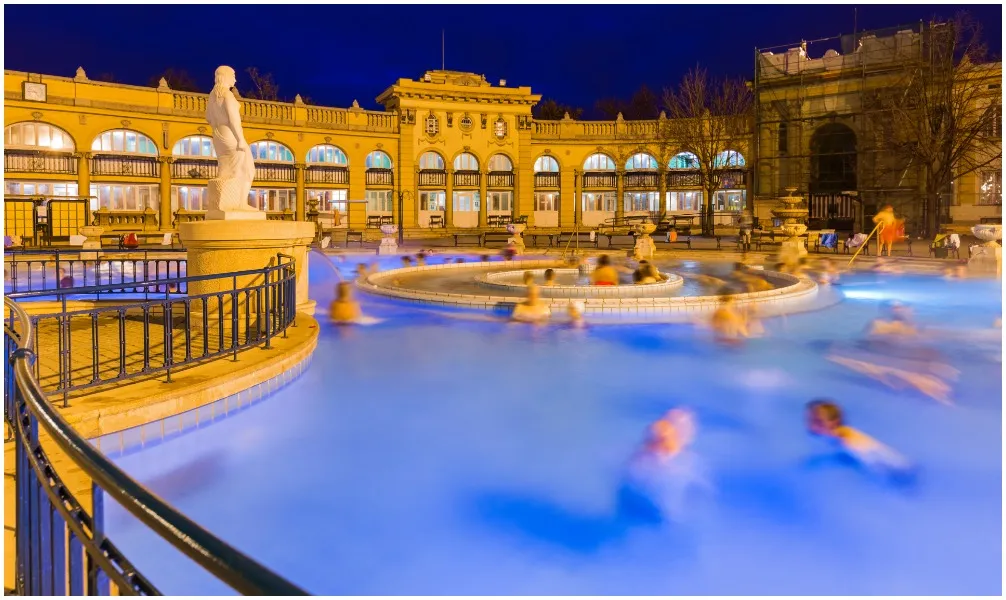 Das historische Széchenyi-Heilbad in Budapest, Ungarn
