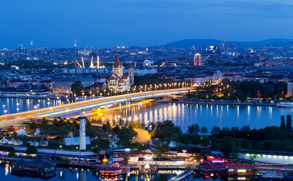 Das historische Zentrum von Wien mit seinen prachtvollen Bauten, ideal für einen Kultururlaub im Mai bei milden Temperaturen.