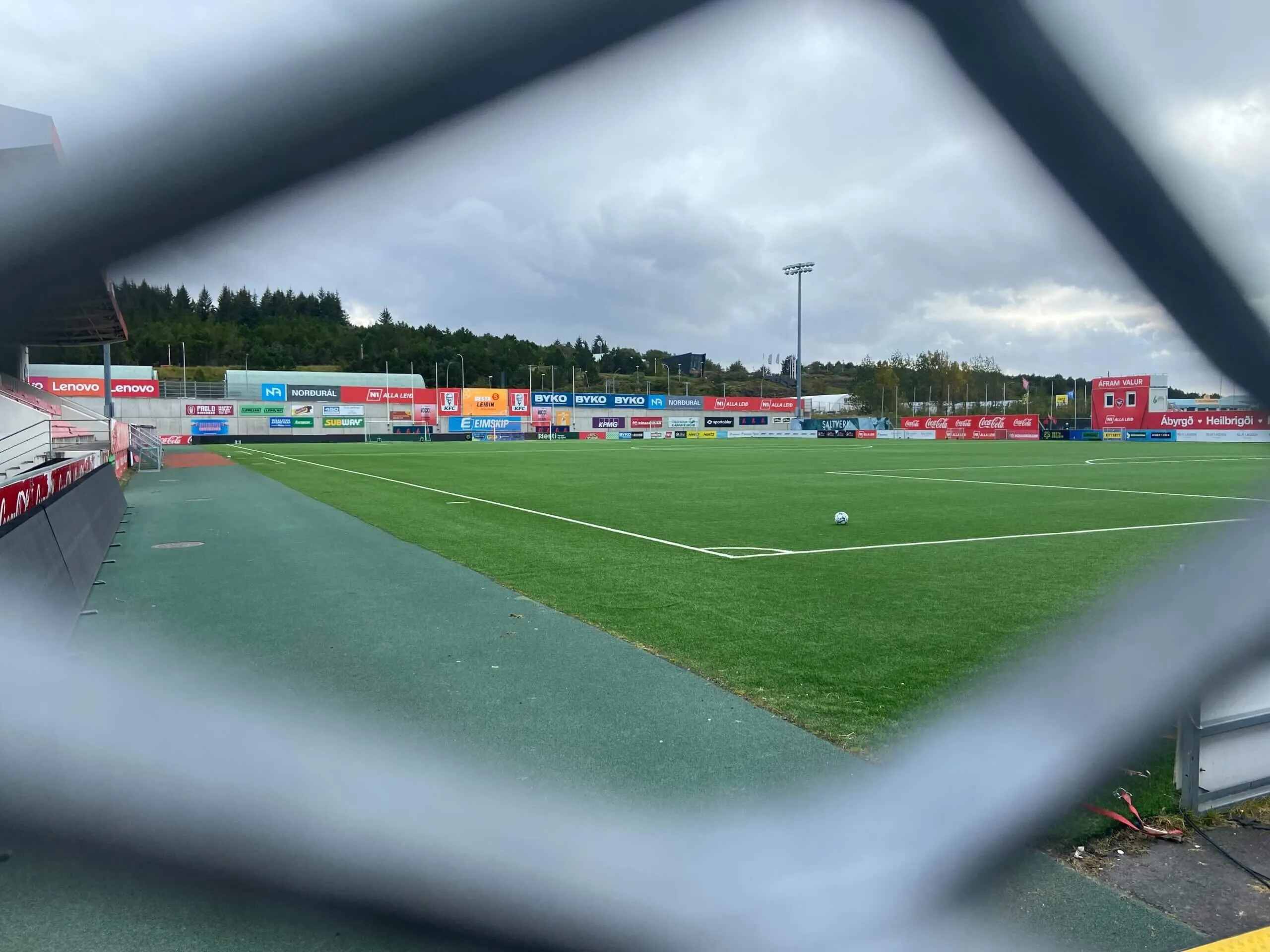Das Hlidarendi-Stadion, die Heimat des isländischen Vereins Valur Reykjavík, mit Kunstrasenplatz und einzelner Tribüne.
