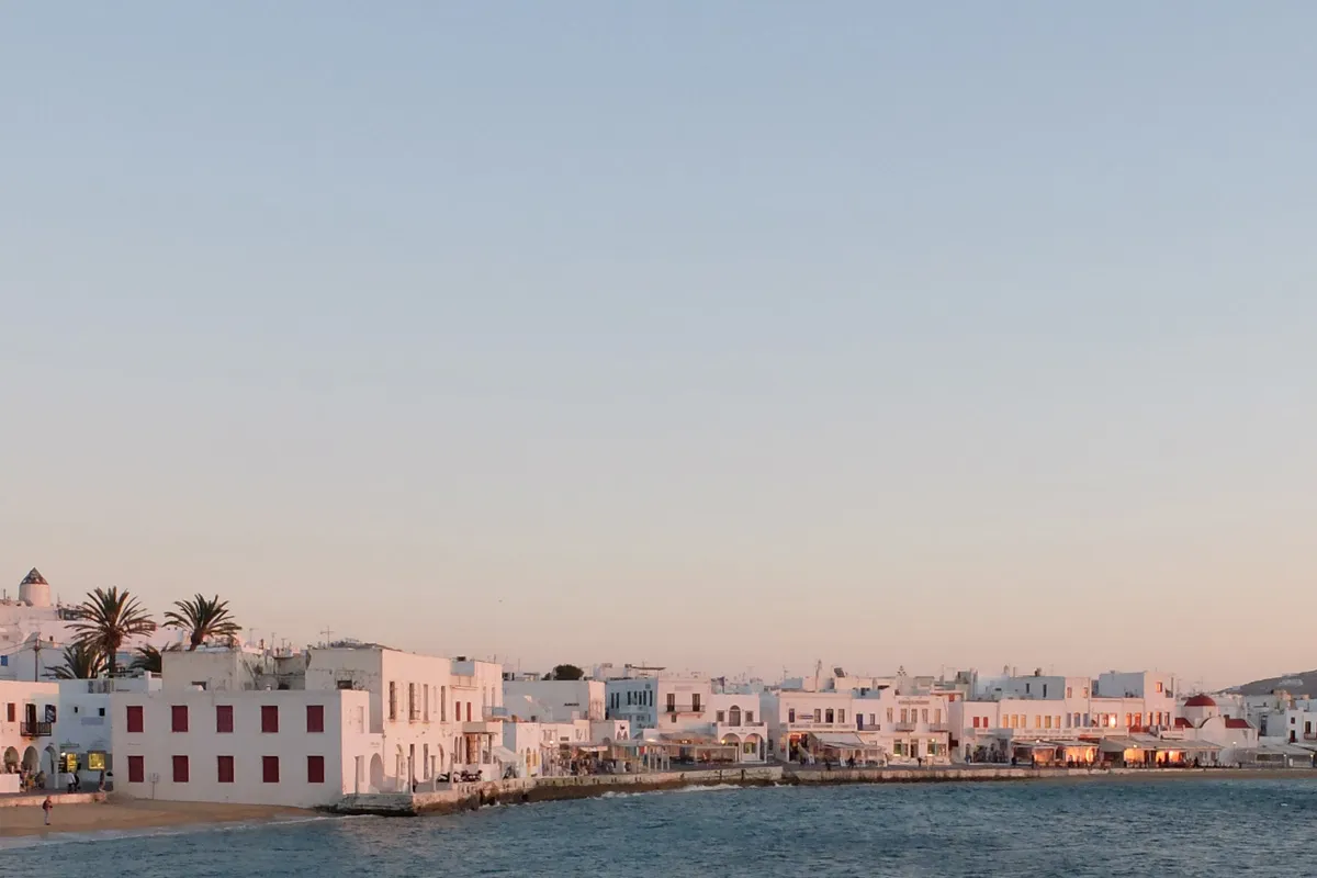 Das ikonische weiß getünchte Gebäude des San Giorgio Mykonos Hotels, ein perfekter Rückzugsort für Erholung